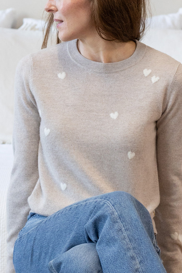 MIRÉ Cashmere Heart Intarsia Pullover - Ecru mit roten Herzen