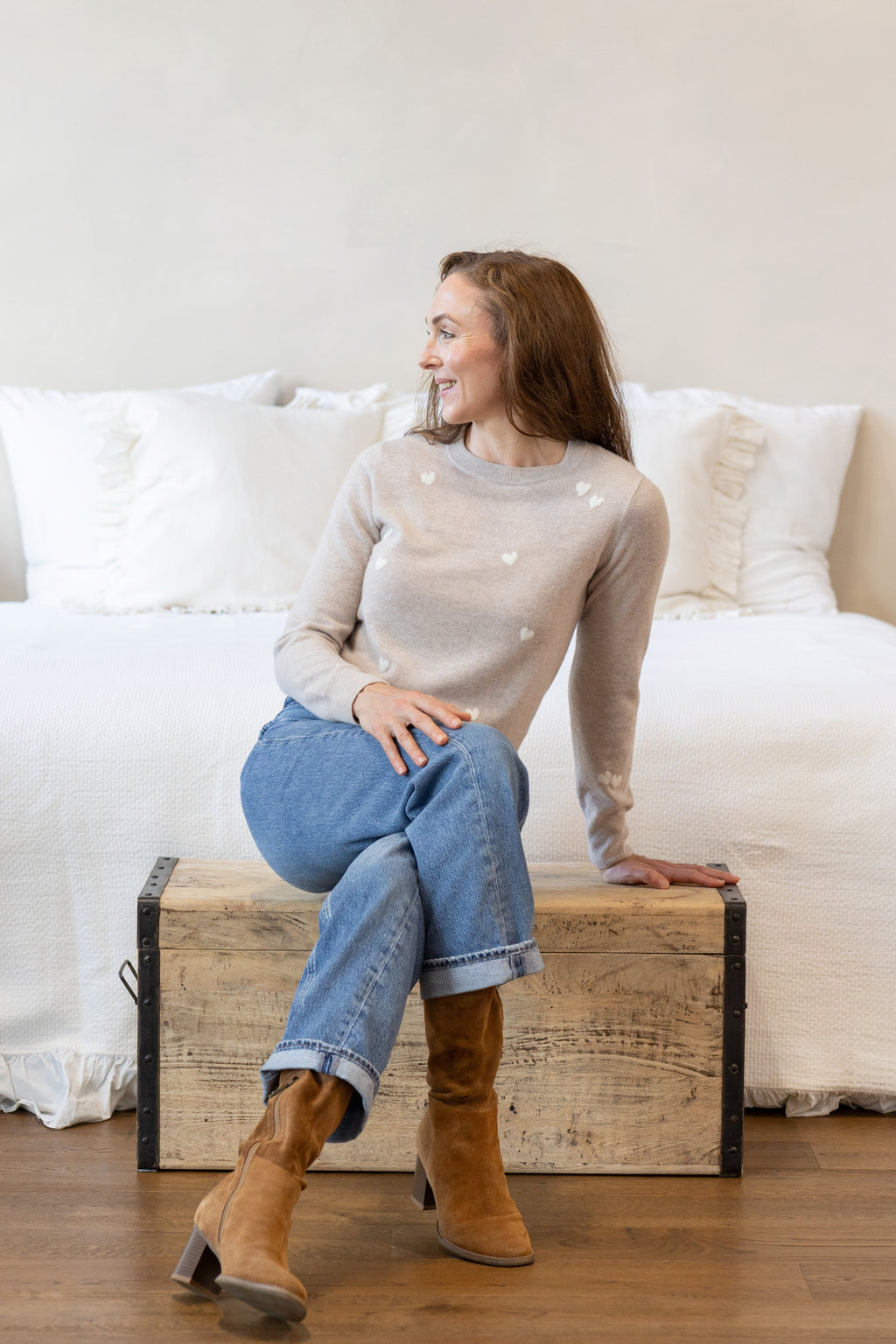 MIRÉ Cashmere Heart Intarsia Pullover - Ecru mit roten Herzen