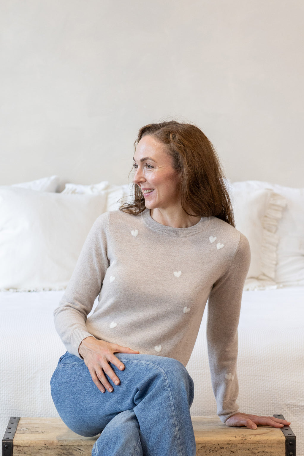 MIRÉ Cashmere Heart Intarsia Pullover - Ecru mit roten Herzen