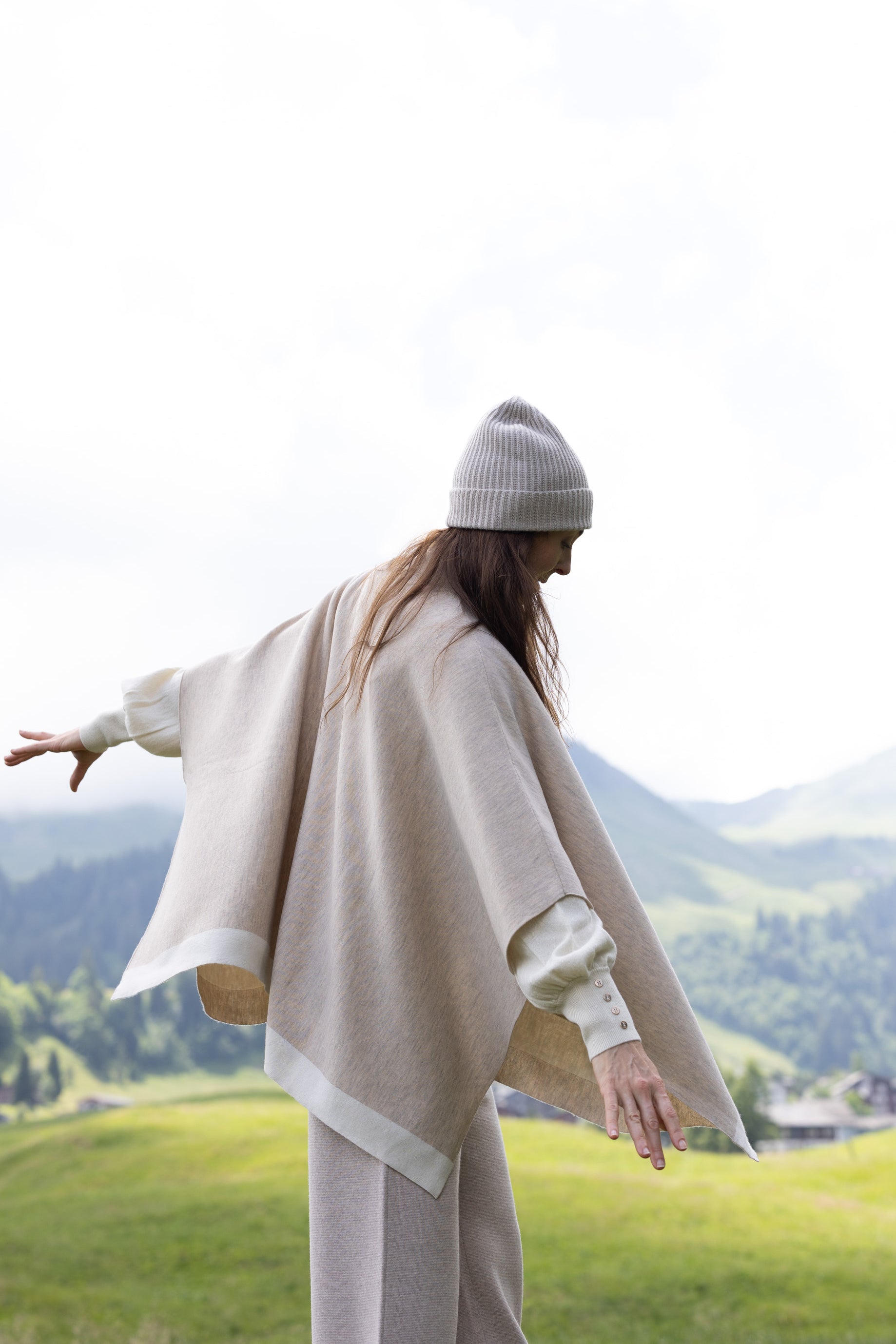 MIRÉ Cashmere Zip up Cape - Oat