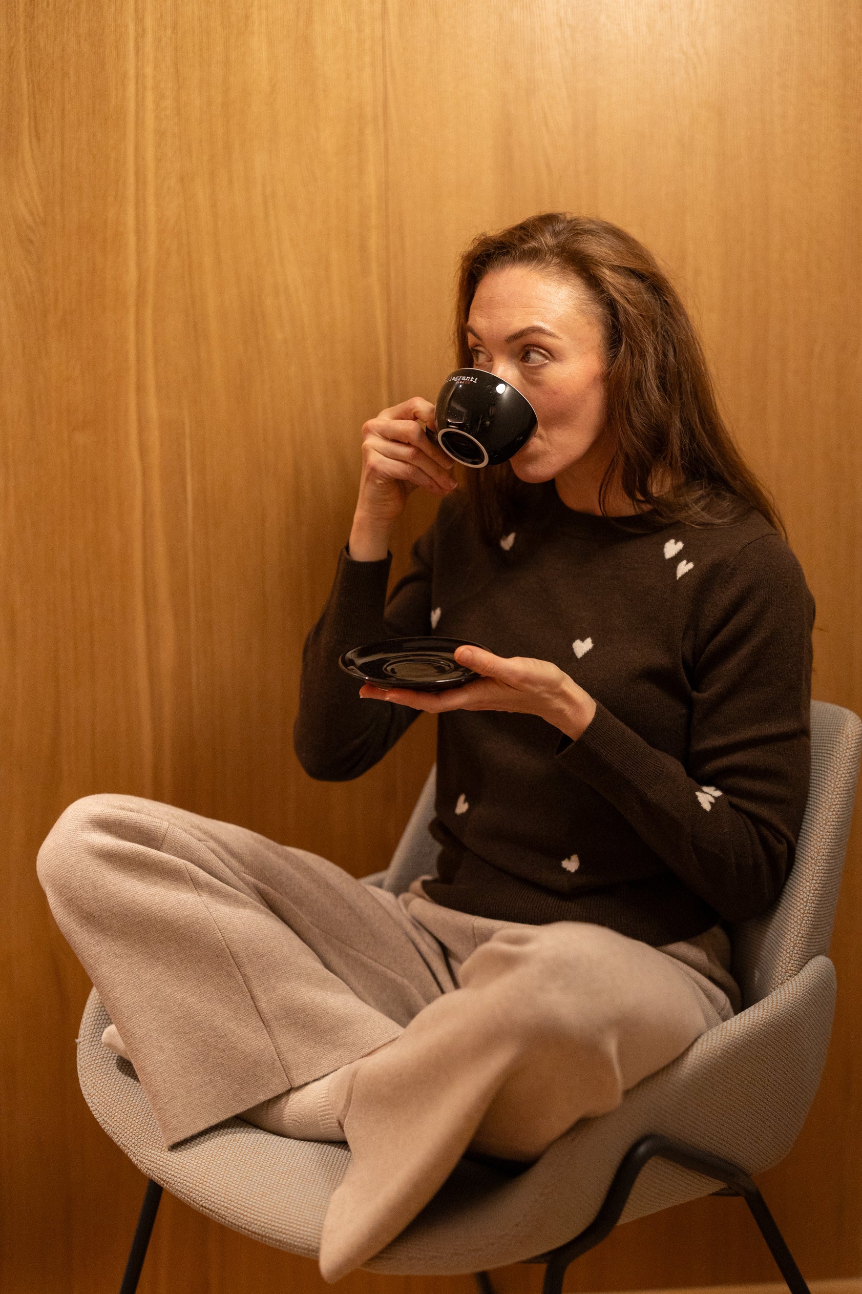 MIRÉ Cashmere Heart Intarsia Sweater - Brown with ecru hearts