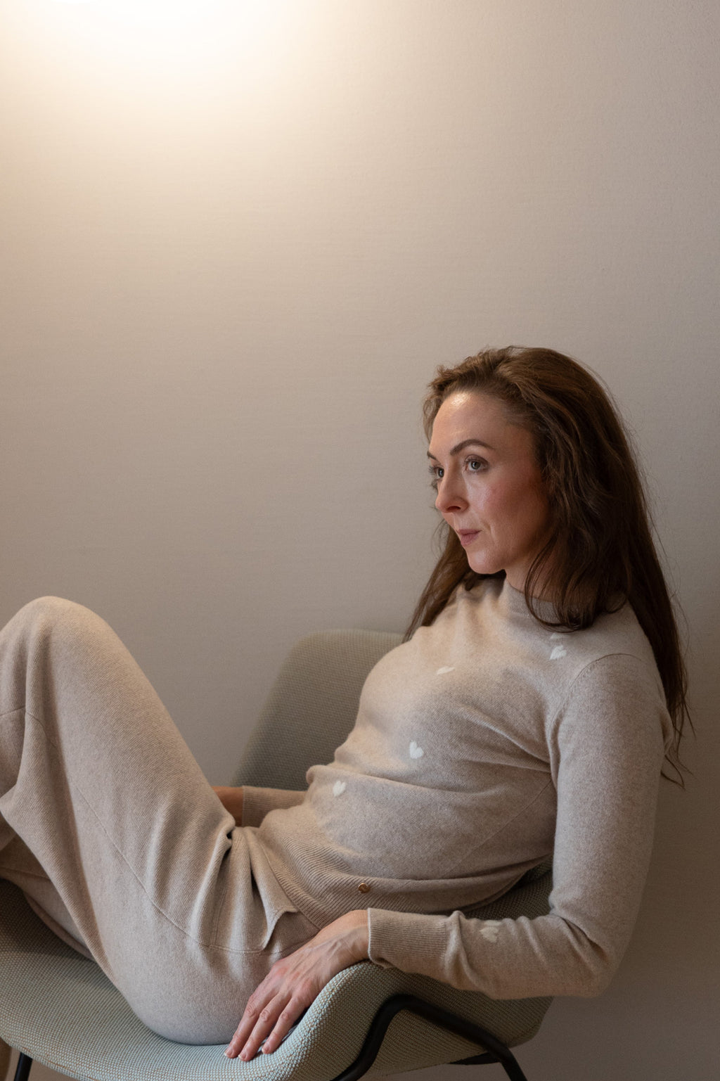 MIRÉ Cashmere Heart Intarsia Pullover - Ecru mit roten Herzen