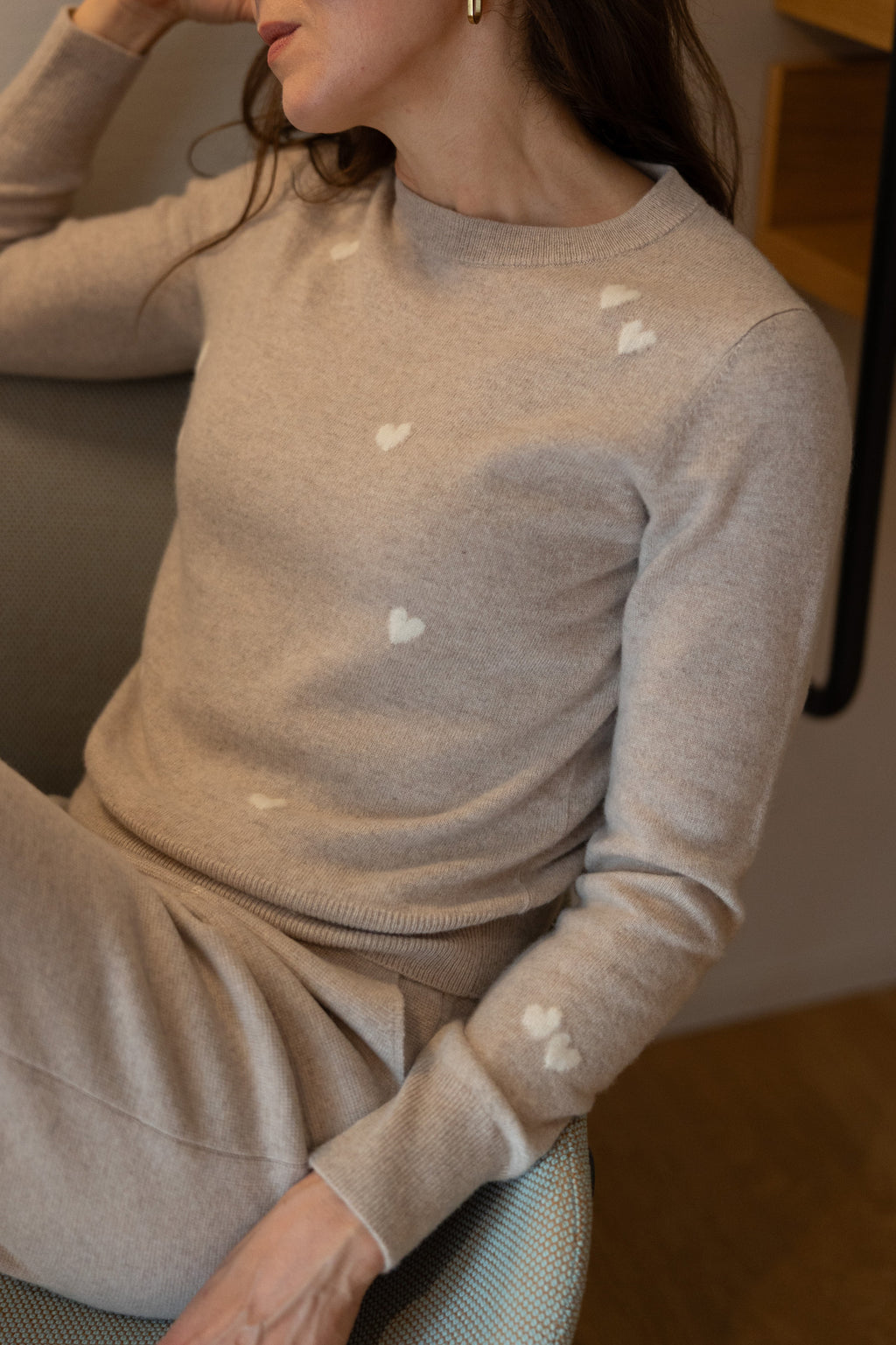 MIRÉ Cashmere Heart Intarsia Pullover - Ecru mit roten Herzen